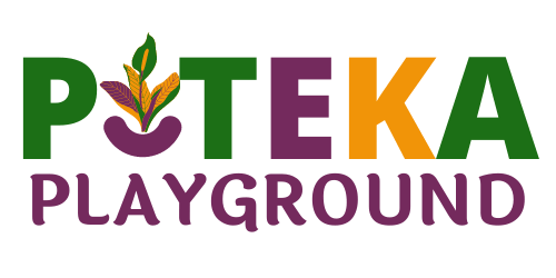 Logomarca Pteka Playground em madeira de eucalipto tratado.